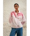 ATMOS bloes met roze strepen en geborduurd motief